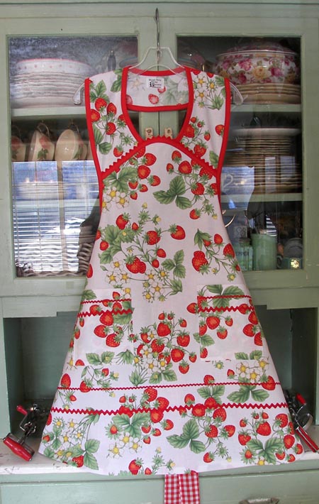 1940 Strawberry Apron