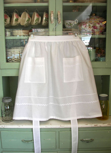 Retro Half Apron in all White